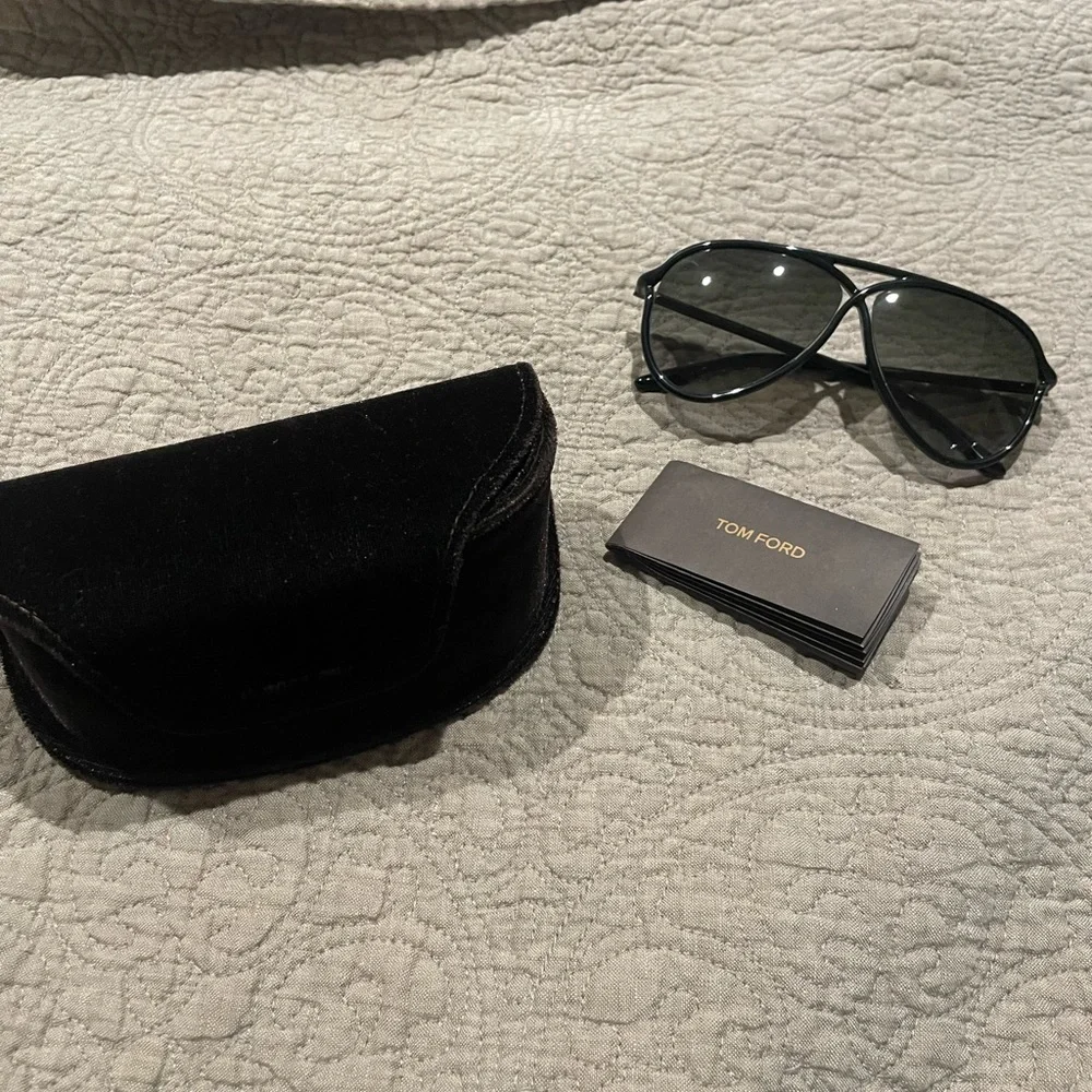 Tom Ford Sleek Black Eyewear - Picture 2 of 4